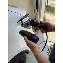 Tesla adapteris iš type 2 į amerikietišką Tesla jungtį